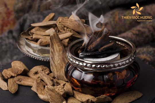 how to use agarwood oil