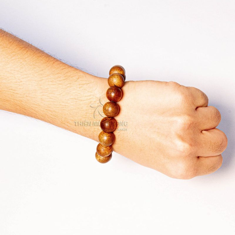 Stay away from harmful objects to the agarwood beads bracelets