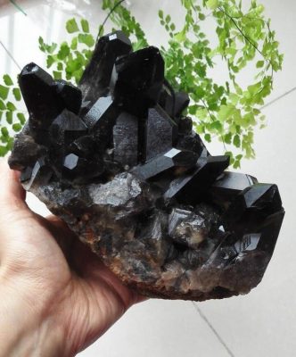 1 piece of black quartz crystal