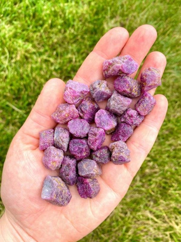 Ruby stone has its own red color, high hardness, good glass luster