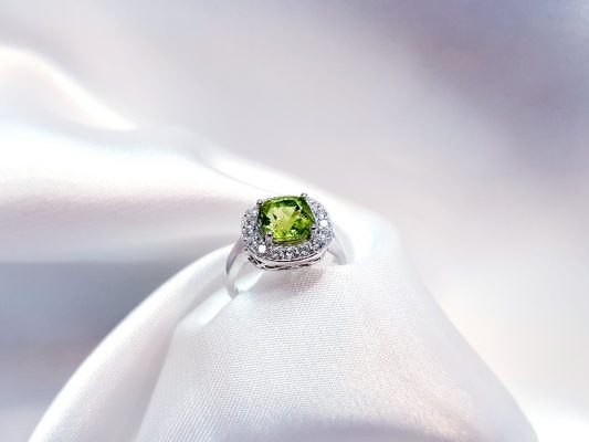 A ring set with Peridot is very suitable for successful business people