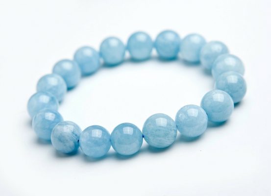 the aquamarine gemstone is considered to be the birthstone for people in March