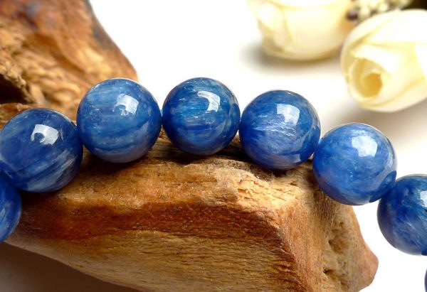 Kyanite stone has always been the top-notched jewelry in the cosmetic and feng shui industry