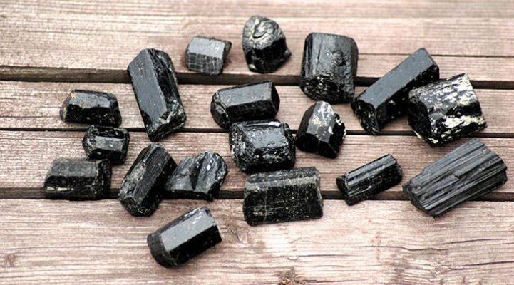 Many people do not know what Obsidian stone is and its uses and properties