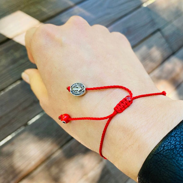 Red string hot sale on wrist