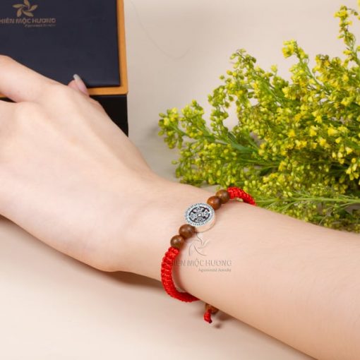 Red Lucky String Bracelet with four-leaf clover charm