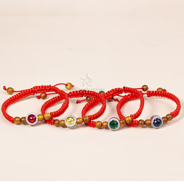 Red string bracelet with agarmoon