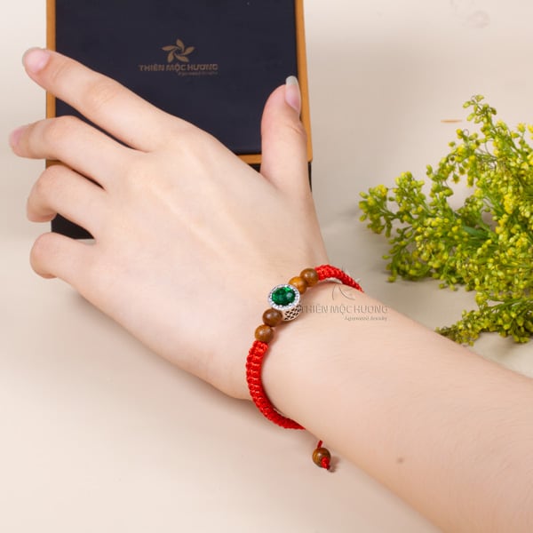 Red string bracelet with agarmoon