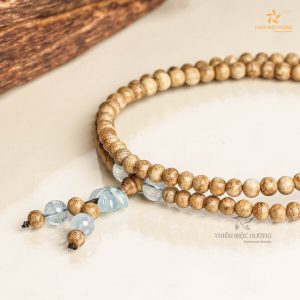 Four-leaf Clover 108 mala beaded agarwood bracelet with a gemstone