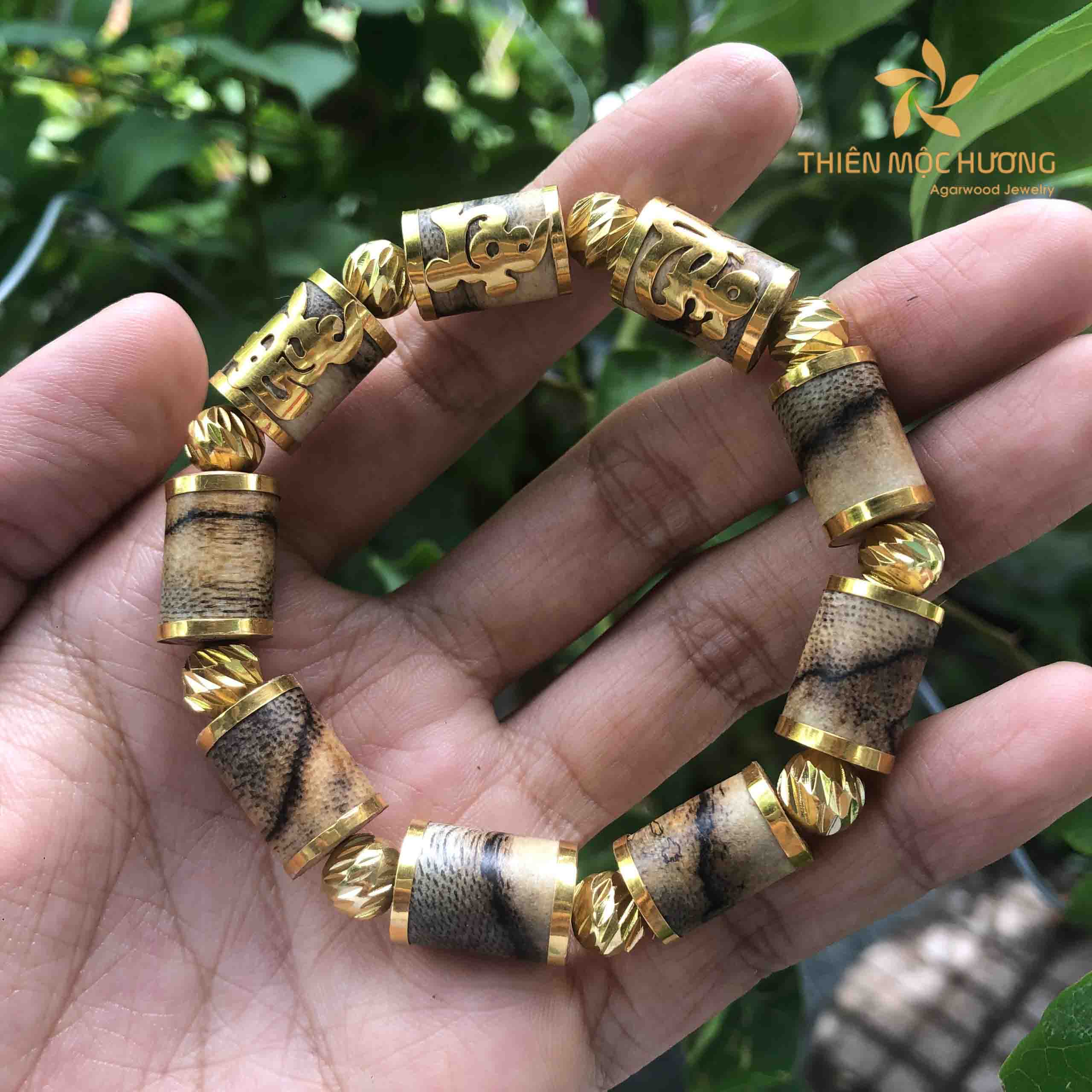 To ensure the longevity and beauty of your Agarwood Bracelet, proper care is essential