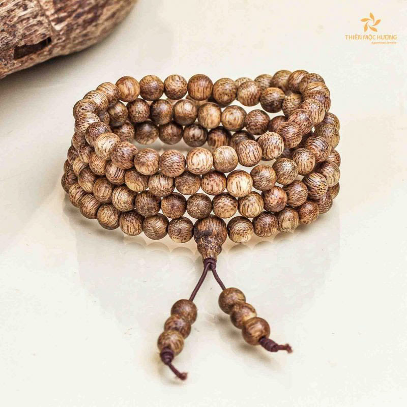 The best bracelet made from 108 Agarwood beads makes the wearer feel peace and comfortable