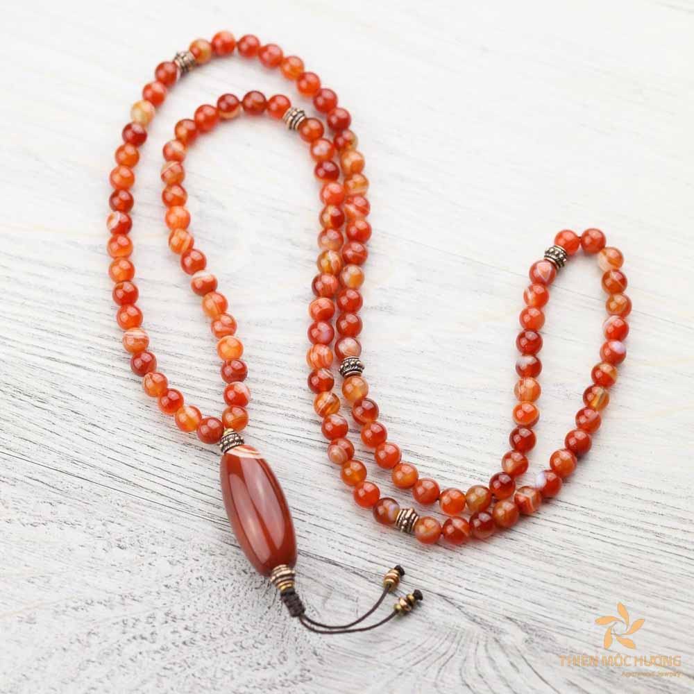 Carnelian is said to be a stabilizing and strengthening stone, said to bring courage and promote positive life choices.