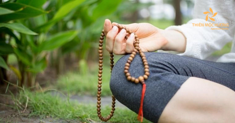 How to use mala beads - add depth to your meditation practice 