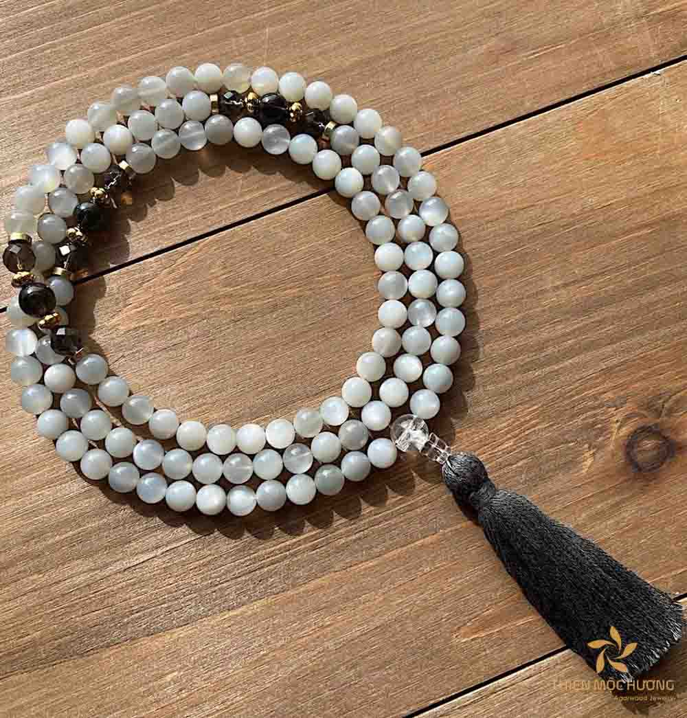 Moonstone mala beads are said to be a powerful aid in helping one to attain their goals.