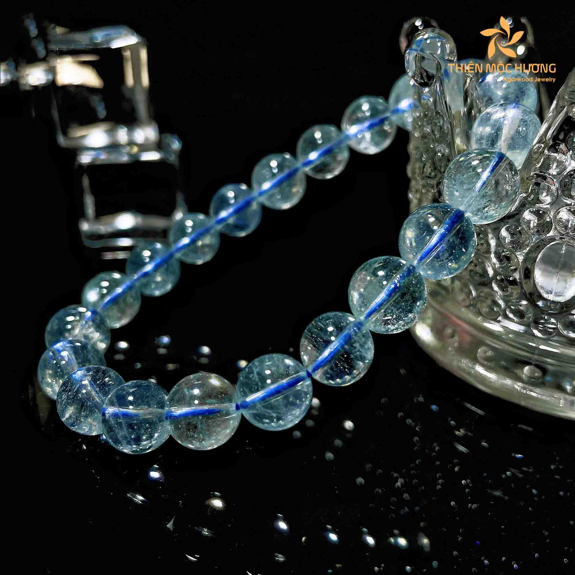 Real-life stories echo the transformative power of aquamarine crystal bracelets.