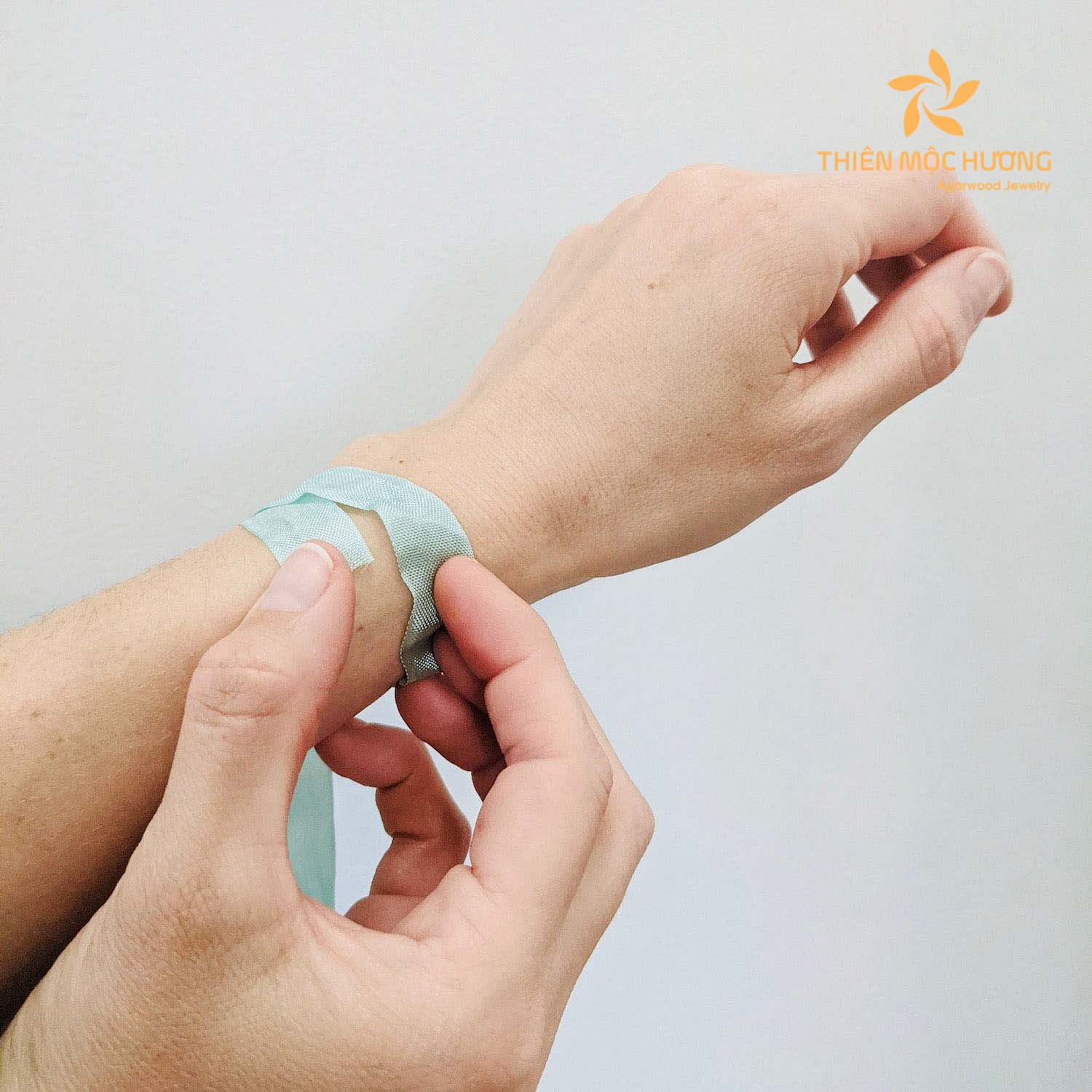 String or strip of paper: This makeshift tool allows you to measure your wrist