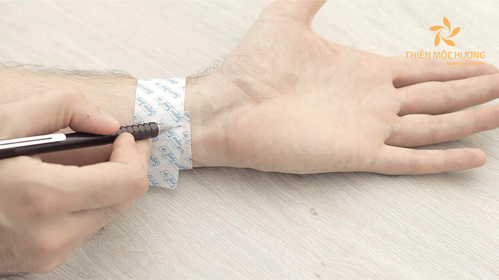 Take the measuring tape and place the end of it precisely at the midpoint of your wrist's width