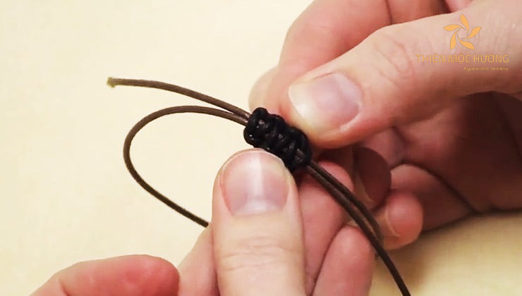Knotting Techniques for Agarwood Bracelet Making
