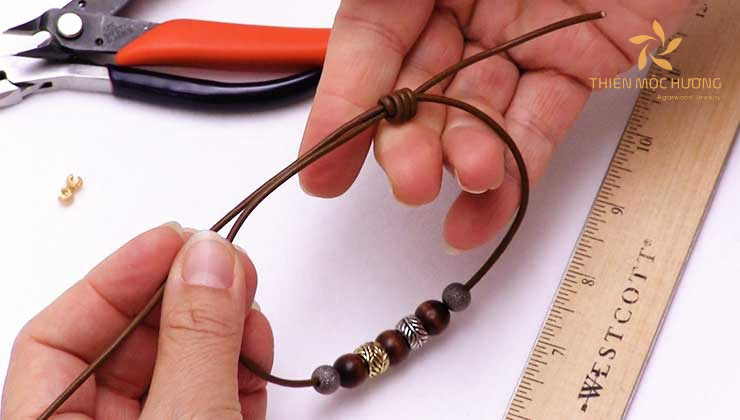 Knotting agarwood bracelets: Sliding Knot Technique