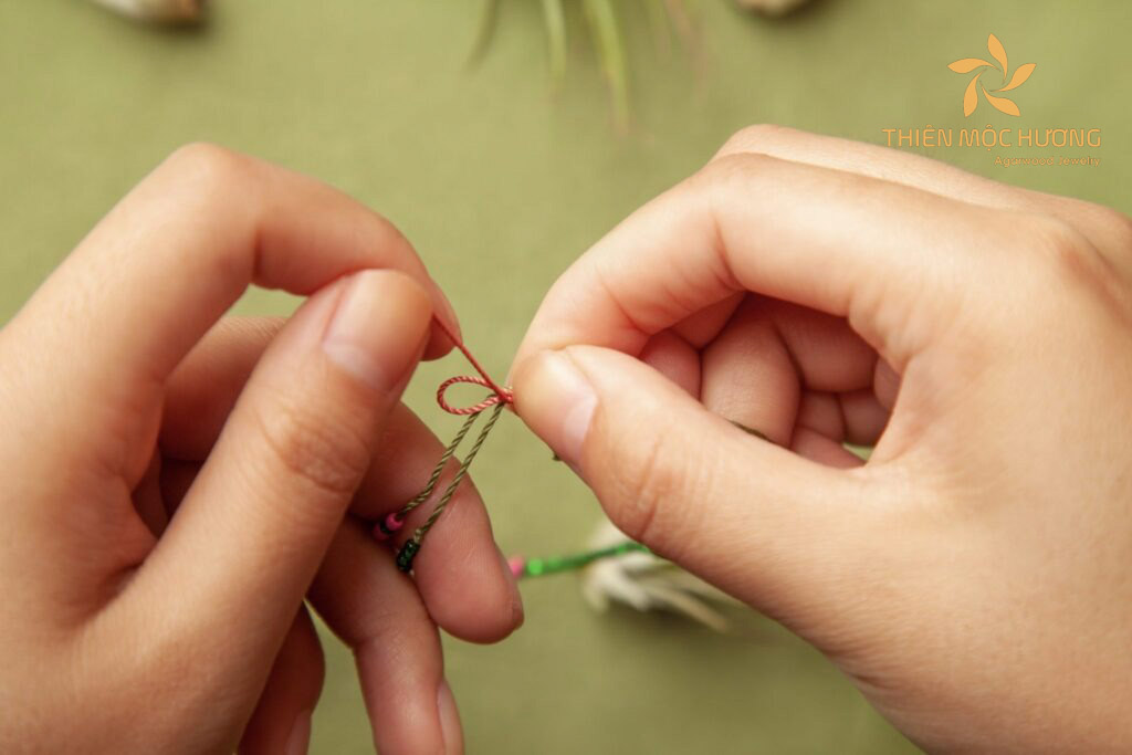 Knotting agarwood bracelets: Double Knot Technique