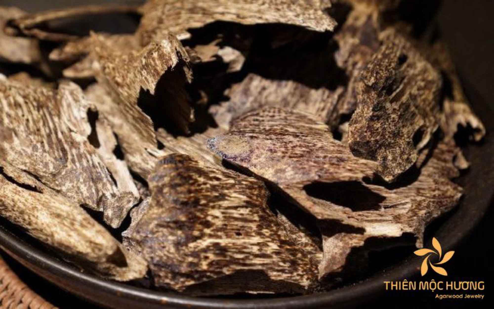 The process of making Agarwood chips for sale