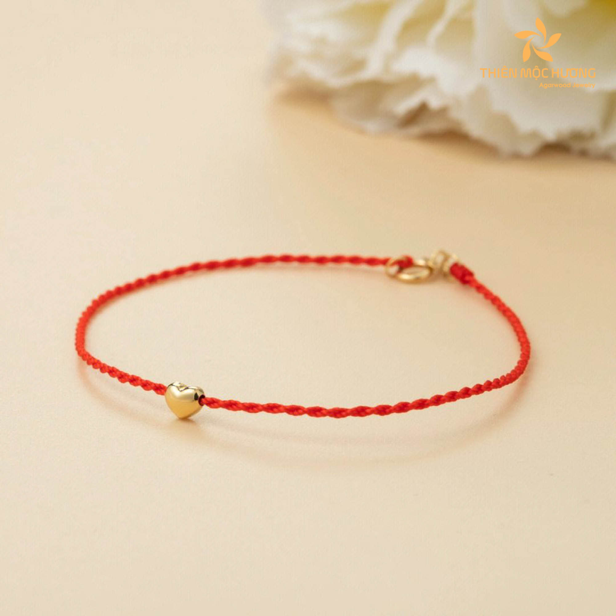 How to properly remove a red string bracelet