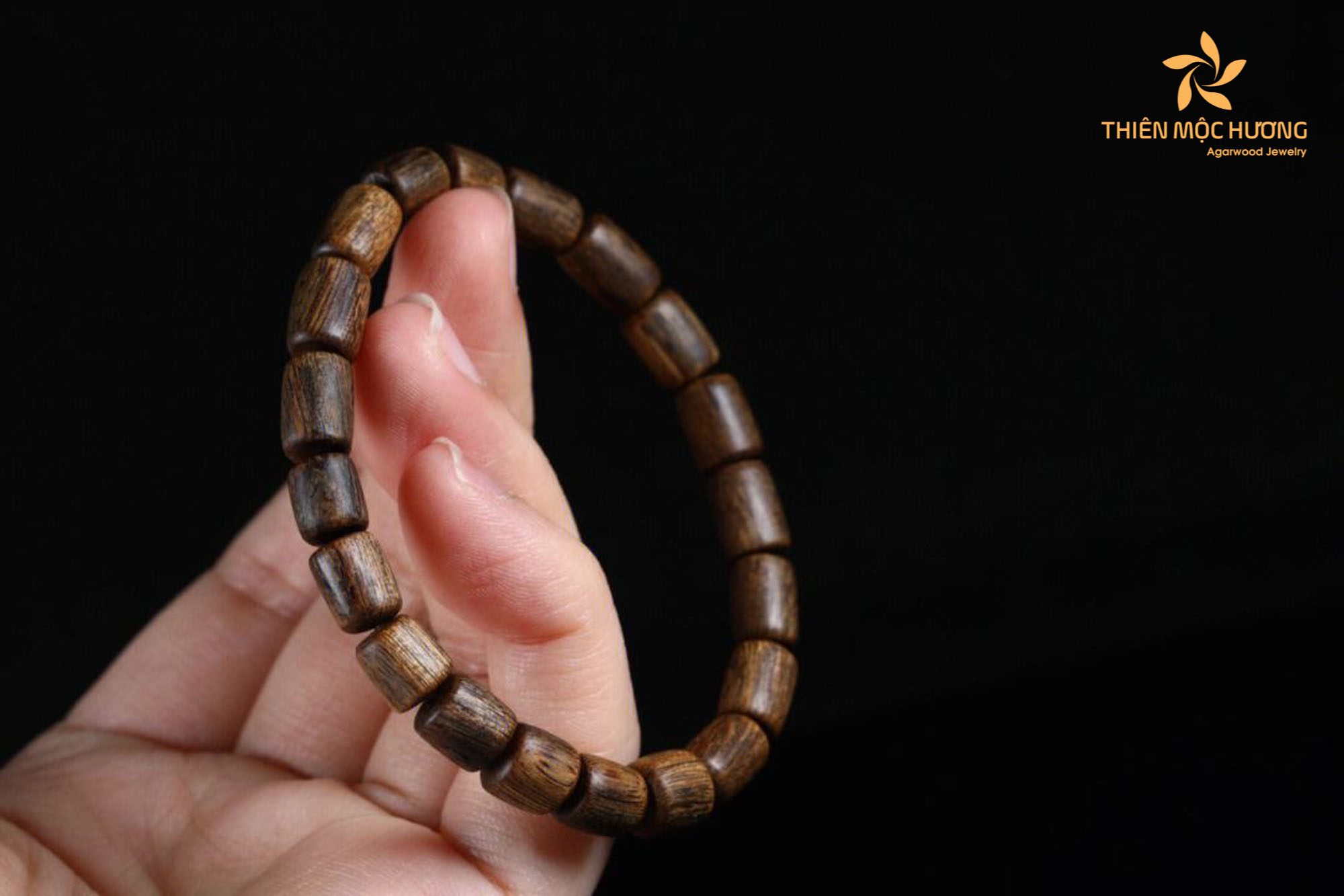 How to identify natural and artificial submerged sinking Agarwood bracelet? The water test