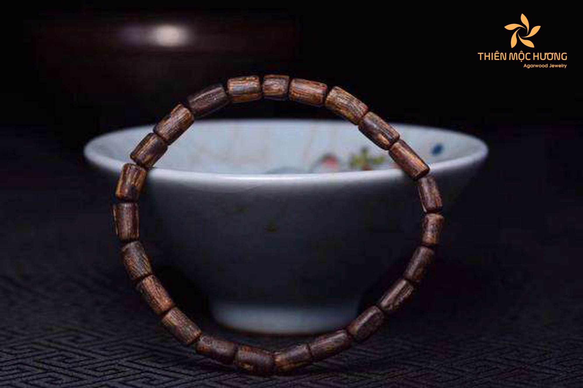 How to identify natural and artificial submerged sinking Agarwood bracelet? Observe the texture and appearance