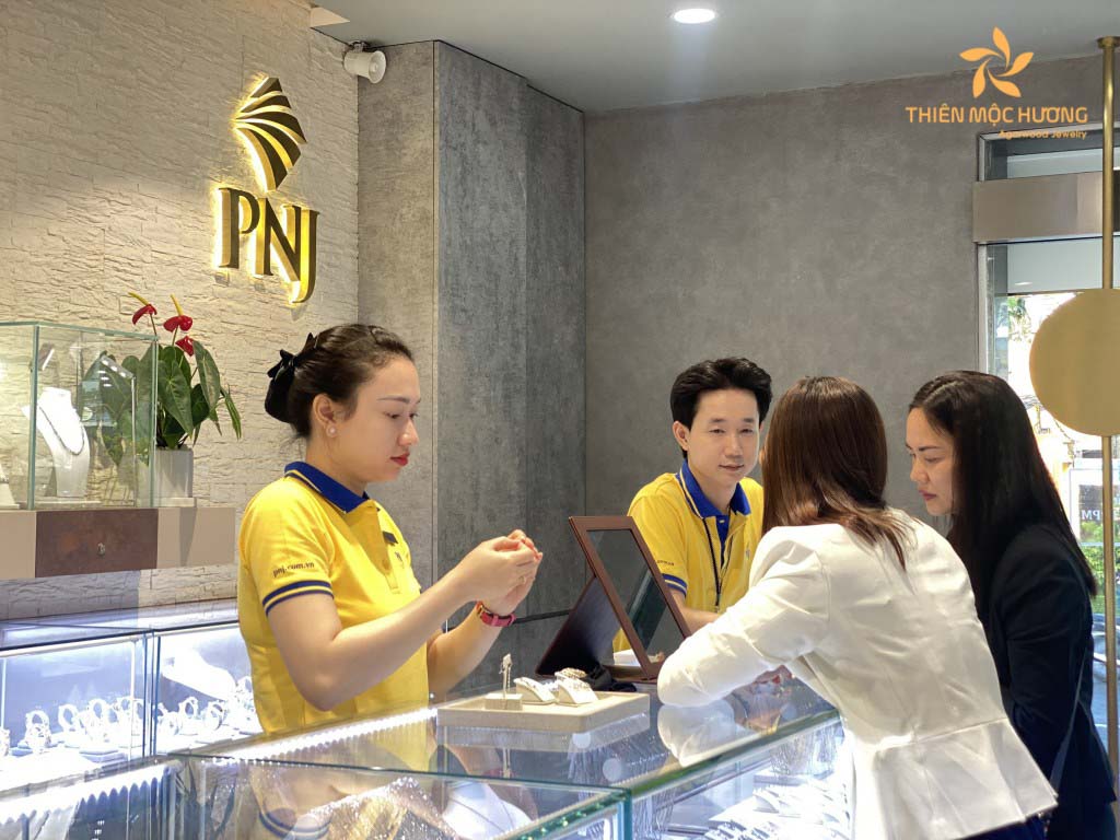 PNJ – Well-known jewelry shop Vietnam witn 350+ stores